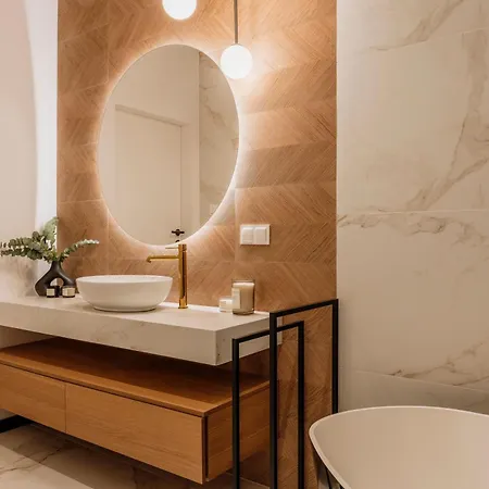 Crystal Pine Luxury With Jacuzzi & Sauna By Bqqk