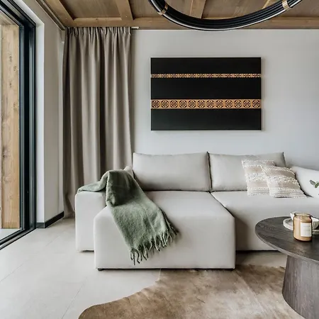 Crystal Pine Luxury With Jacuzzi & Sauna By Bqqk
