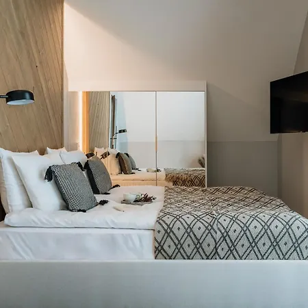 Crystal Pine Luxury With Jacuzzi & Sauna By Bqqk Apartment