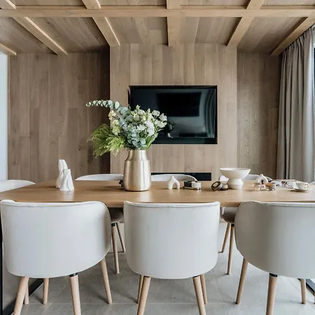 Crystal Pine Luxury With Jacuzzi & Sauna By Bqqk *