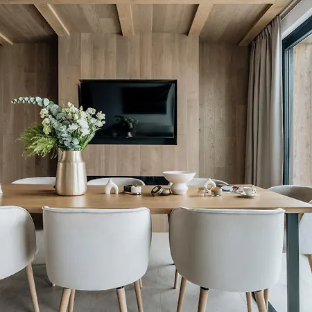 Crystal Pine Luxury With Jacuzzi & Sauna By Bqqk