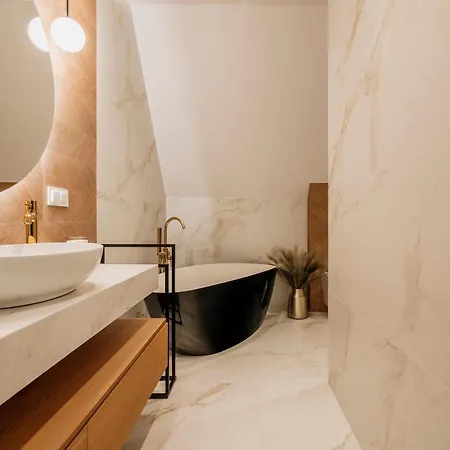 Crystal Pine Luxury With Jacuzzi & Sauna By Bqqk
