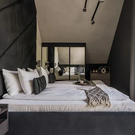 Crystal Pine Luxury With Jacuzzi & Sauna By Bqqk